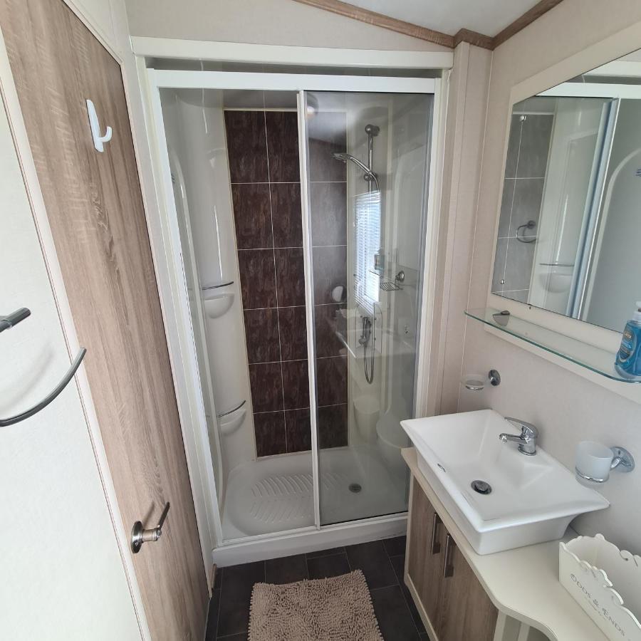 Helmsley Luxury Lodge Lossiemouth Exteriör bild